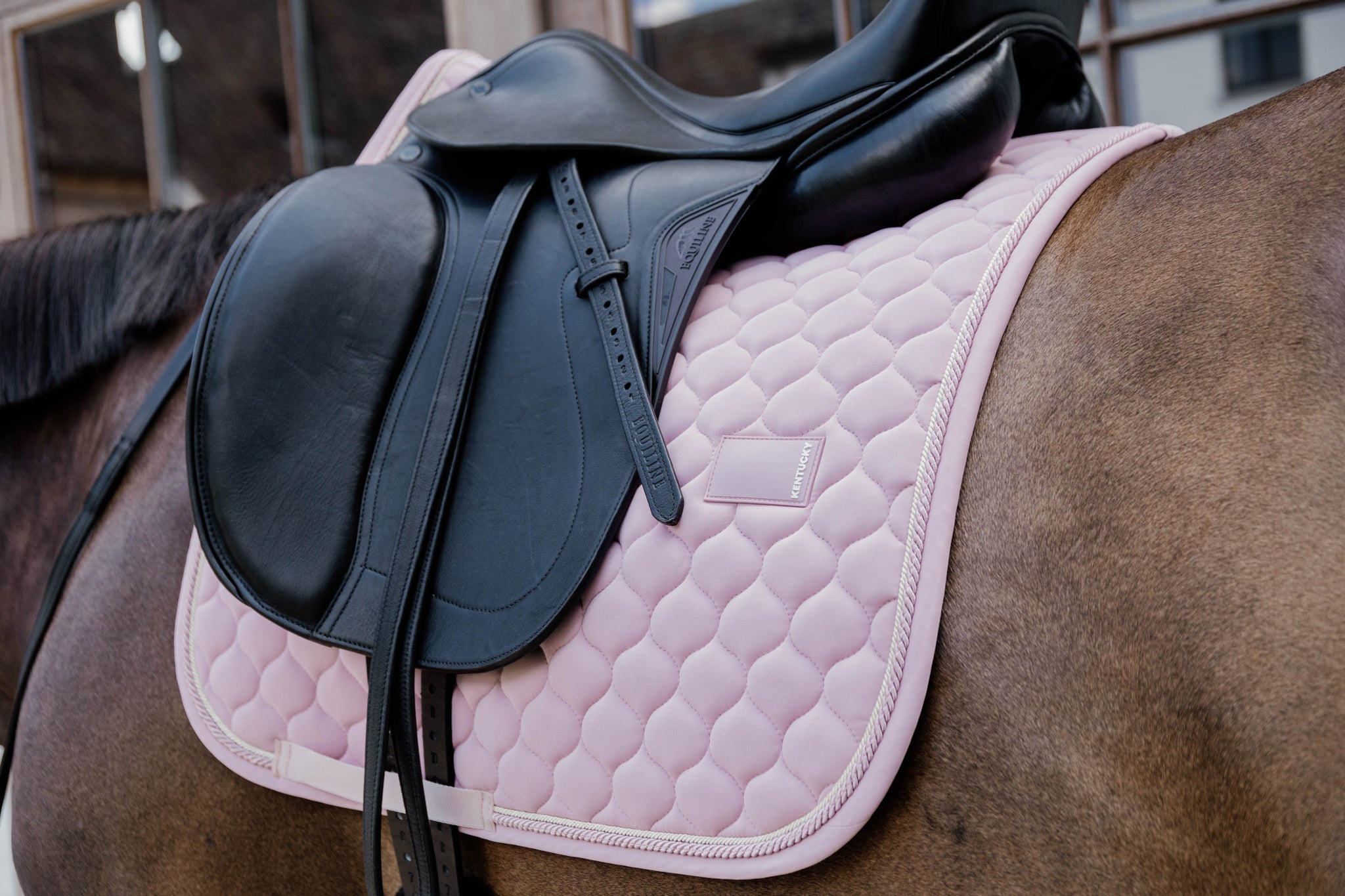 Kentucky Horsewear Dressurunderlag Onion Quilt Rubber Logo
