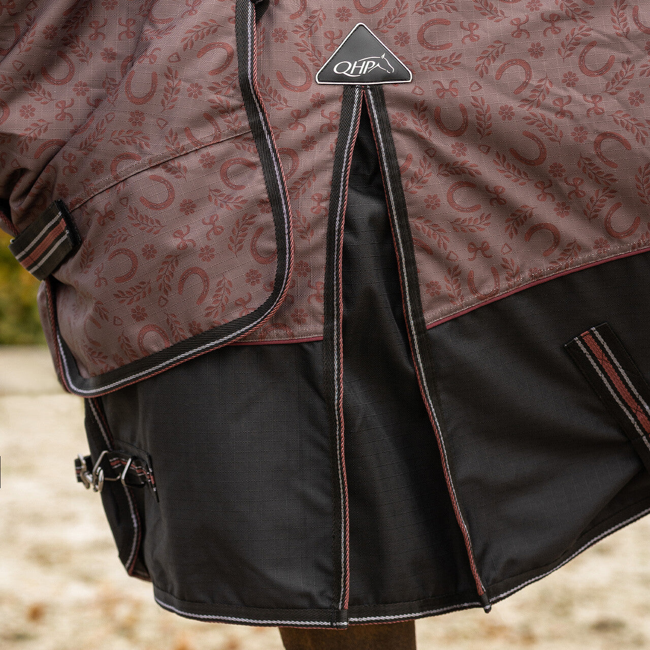 QHP Turnout Rug Collection With Neck 250 g.