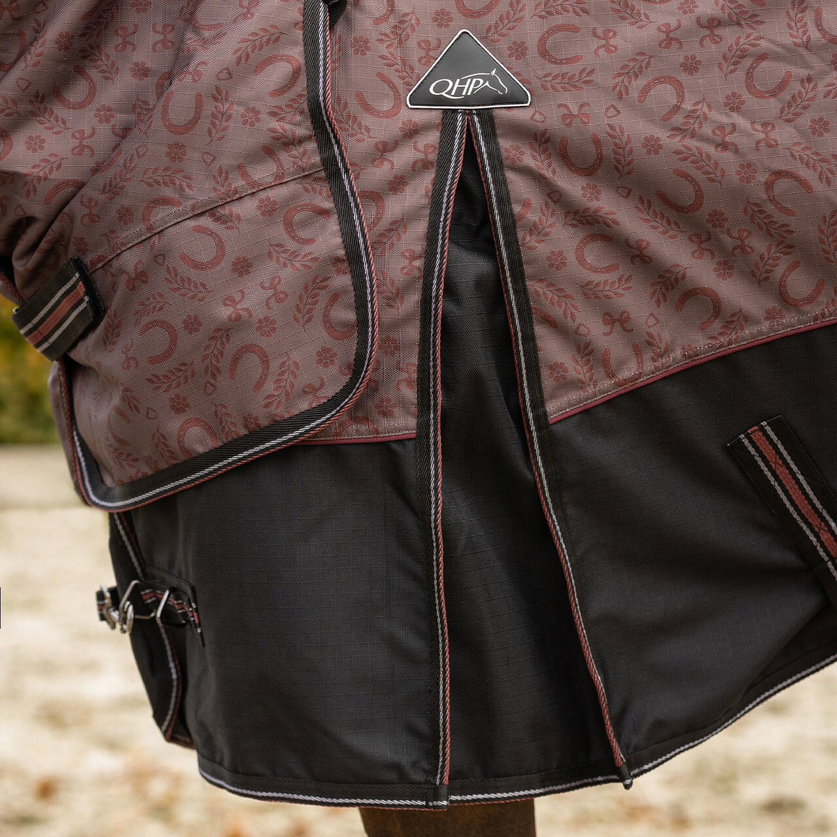 QHP Turnout Rug Collection With Neck 250 g.