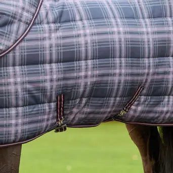 LeMieux Arika Heritage Check Stable Rug 200g. Med Hals
