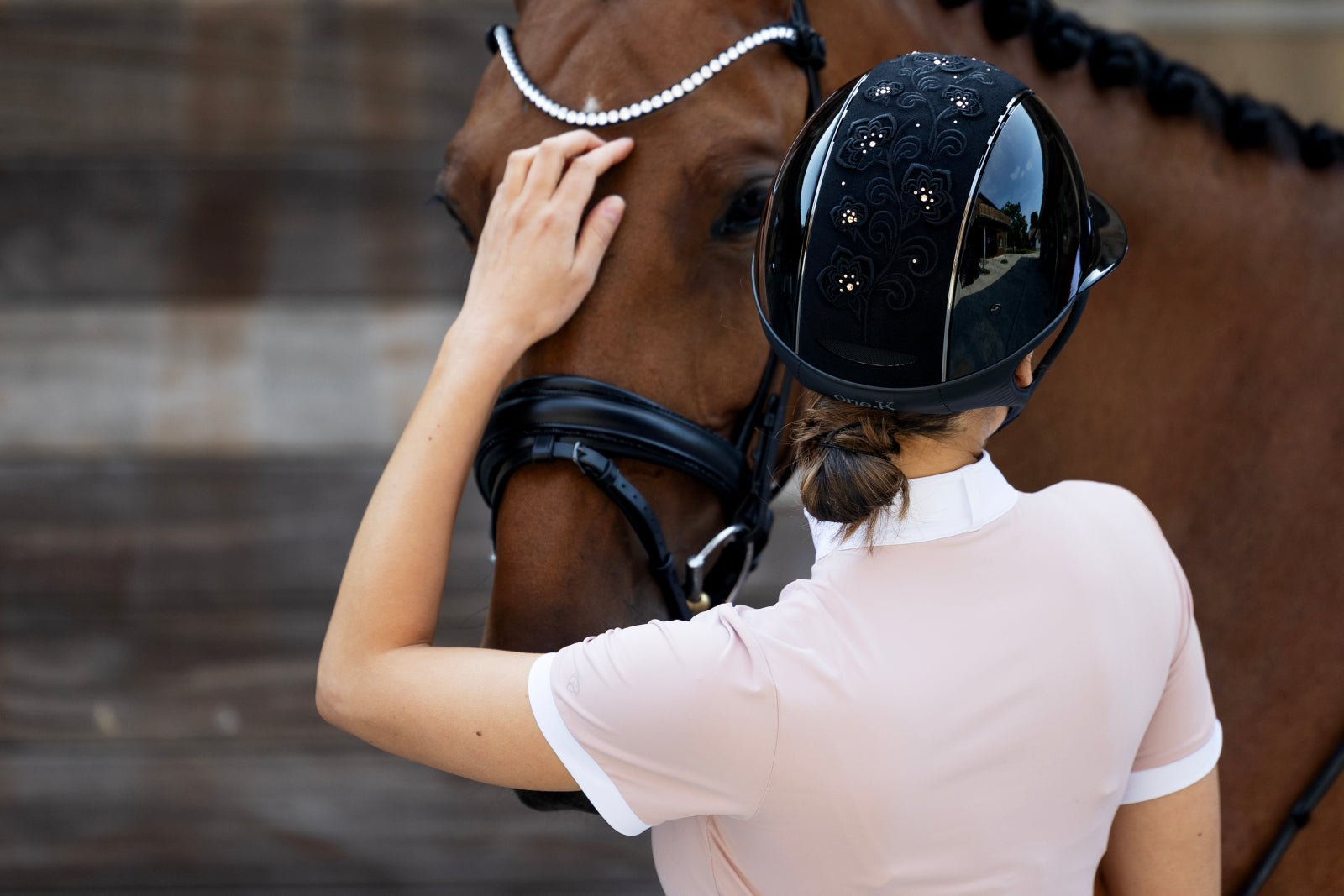 One K Avance Glossy Embroidered Ridehjelm